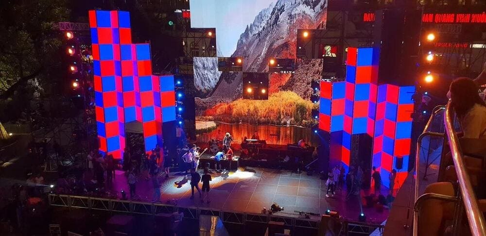 Quán cung cấp đa dạng đồ uống và món ăn nhẹ, đặc biệt là các loại rượu vang, phục vụ trong không gian ấm cúng và lãng mạn